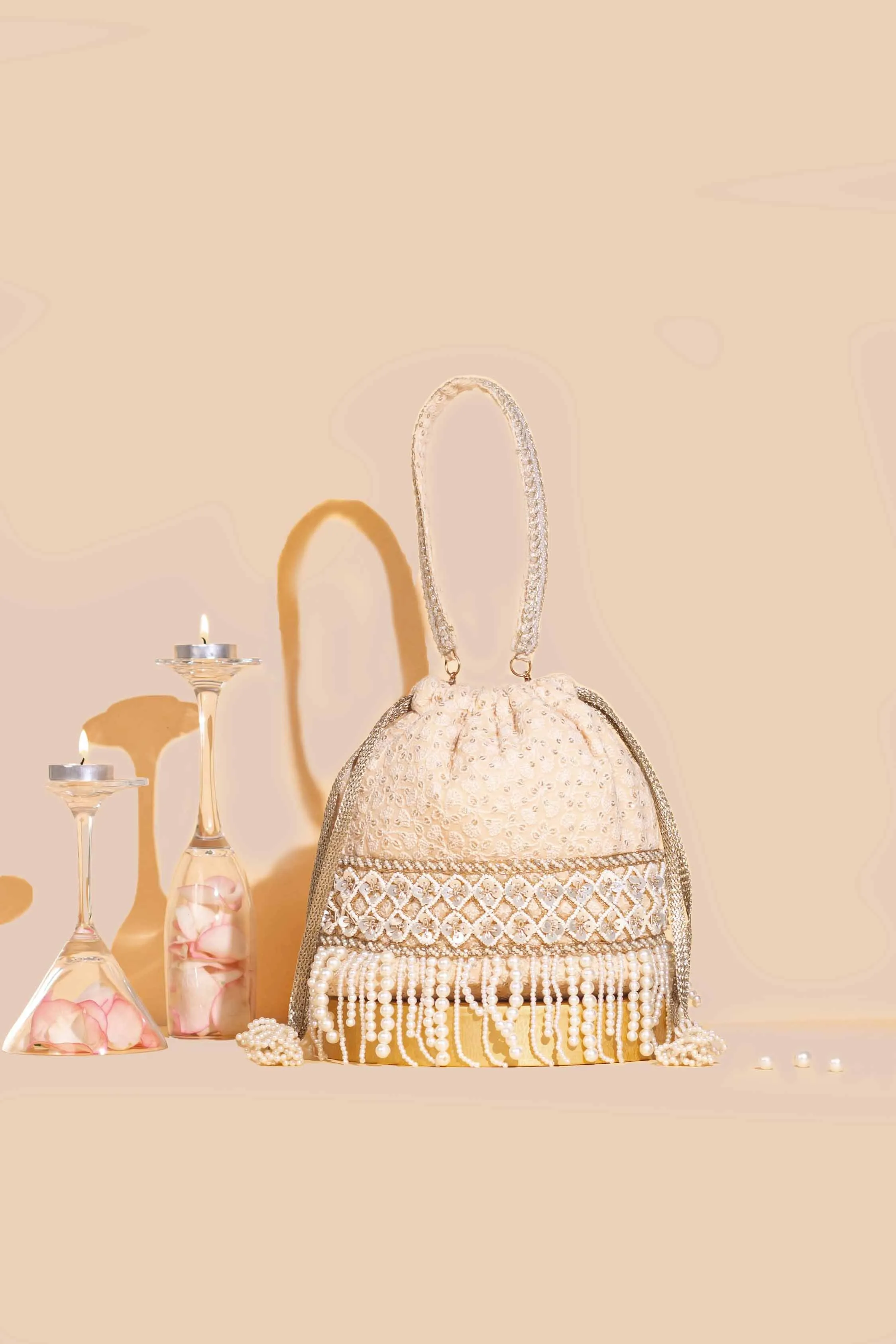 Amara embroidered bucket bag - Nude